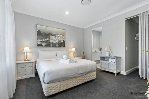New Haven - Eiffel Tower Suite - Accommodation Burleigh 0