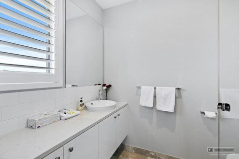 New Haven - Eiffel Tower Suite - Accommodation Burleigh 2