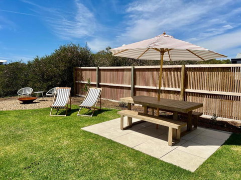 NEW Magpie Sands - 3 Bedroom Home - Downstairs Only, 1 Min Walk To Aldinga Beach - Accommodation Burleigh 3