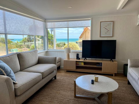 NEW Magpie Sands - 3 Bedroom Home - Downstairs Only, 1 Min Walk To Aldinga Beach - Accommodation Burleigh 2