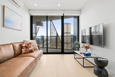 NEW Skyline View Luxury Apt Homey Heart Of ADL - Accommodation Burleigh 0