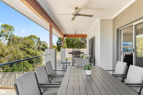 NEW - Sunrise Waters Holiday House - Accommodation Burleigh 3