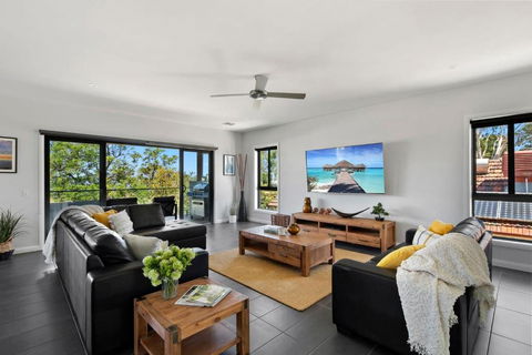 NEW - Sunrise Waters Holiday House - Accommodation Burleigh 2