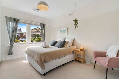 New Town Bungalow - A Leafy Family Haven - Accommodation Burleigh 3