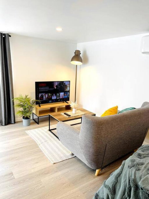Newly Renovated Contemporary Private Studio Near Hobart CBD And Airport - Accommodation Burleigh 3