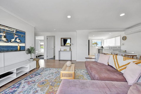 New Property Seabreeze Bungalow - Lakeview Sunset Delight At Sunshine On Lake Macquarie - Accommodation Burleigh 3