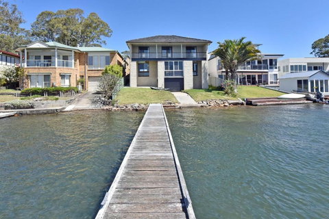 New Property Silverwater Serenity Shores Absolute Waterfront On The Lake - Accommodation Burleigh 0