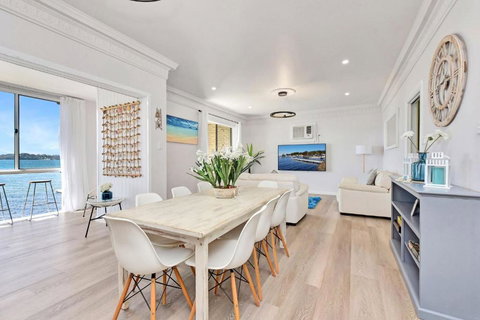 New Property Silverwater Serenity Shores Absolute Waterfront On The Lake - Accommodation Burleigh 2