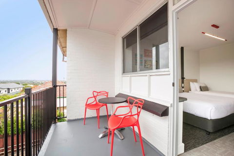 Nightcap At Camp Hill Hotel - Accommodation Burleigh 2