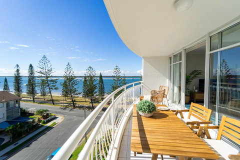Ocean View 2BR Apartment And SPA - Accommodation Burleigh 3