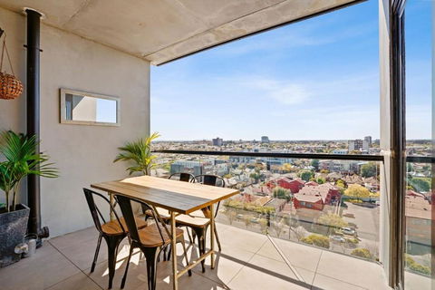 Ovation - New Footscray Apt W Parking & Pool - Accommodation Burleigh 3
