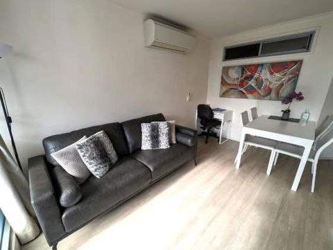 Onsite Parking, Self Check-in - Accommodation Burleigh 2