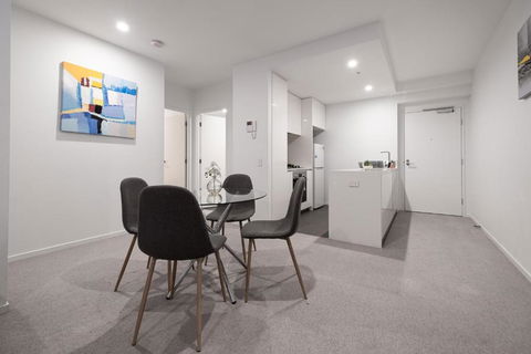 Panoramic Views 2br With Pool And Free Carpark - Accommodation Burleigh 3