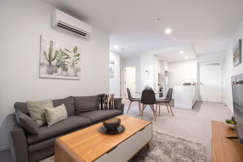 Panoramic Views 2br With Pool And Free Carpark - Accommodation Burleigh 1