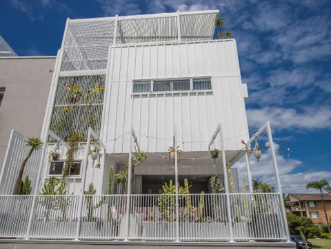 Palm Paradise: Luxury Villa Escape By The Beach - Accommodation Burleigh 2