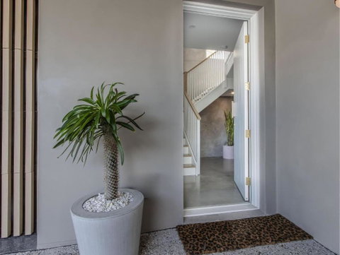 Palm Paradise: Luxury Villa Escape By The Beach - Accommodation Burleigh 3