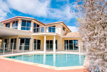 Peaceful Waterfront Home with Accommodation Burleigh
