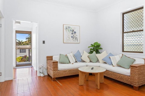 Perfect Cooee Bay Beach Getaway! - Accommodation Burleigh 0