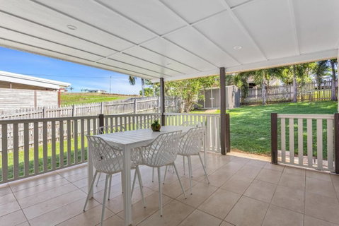 Perfect Cooee Bay Beach Getaway! - Accommodation Burleigh 2