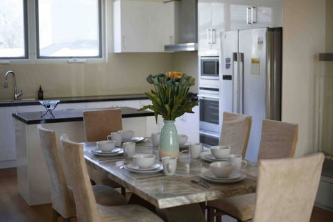 Perfectly Modern Living Home In Burwood - Accommodation Burleigh 0