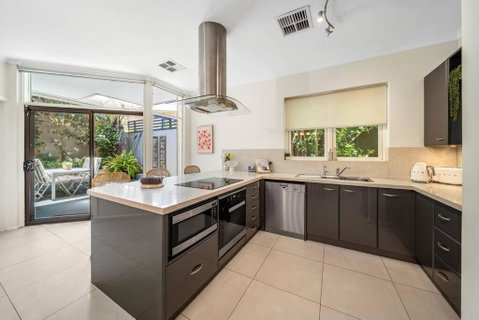 Petal And Bloom - 3BR Family CBD - Accommodation Burleigh 1