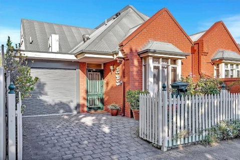 Picket Fence Cottage - Steps From Adelaide Oval - Accommodation Burleigh 0