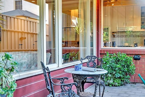 Picket Fence Cottage - Steps From Adelaide Oval - Accommodation Burleigh 1