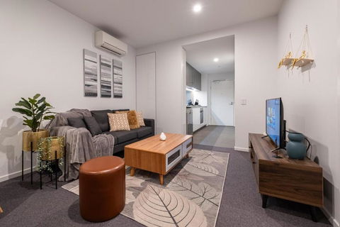 Pleasant &bright 2br2ba Apt Footscray Pool - Accommodation Burleigh 1