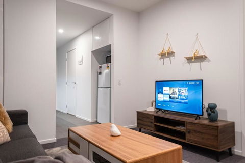 Pleasant &bright 2br2ba Apt Footscray Pool - Accommodation Burleigh 2