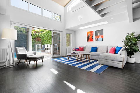 Port Paradiso - Accommodation Burleigh 2