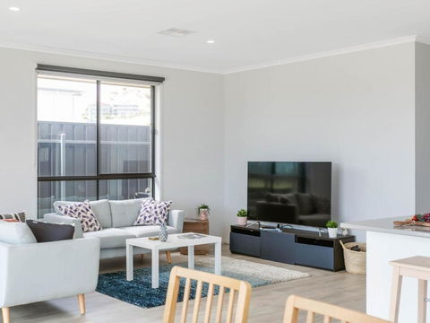 Putters Paradise 25-30 Troon Drive - Accommodation Burleigh 1