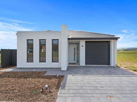 Putters Paradise 25-30 Troon Drive - Accommodation Burleigh 0