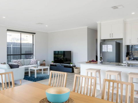 Putters Paradise 25-30 Troon Drive - Accommodation Burleigh 2