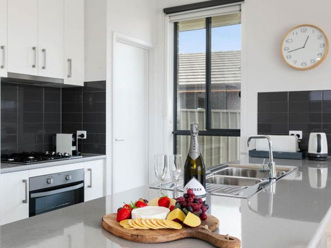 Putters Paradise 25-30 Troon Drive - Accommodation Burleigh 3