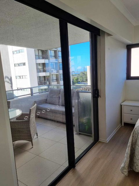 Private Bedroom And Bathroom In A Shared Apartment - Accommodation Burleigh 0