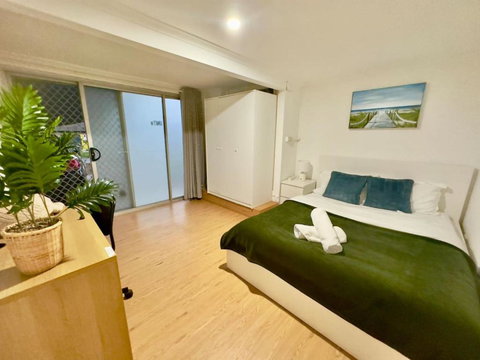 Prime 1BR Near Transport And Retail - Accommodation Burleigh 2