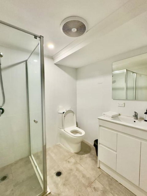 Prime 1BR Near Transport And Retail - Accommodation Burleigh 3