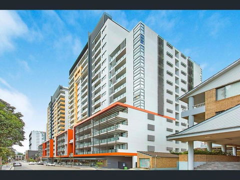 Private Room With Shared Washroom Only In 3bhk Apartment - Accommodation Burleigh 0