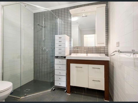 Private Room With Shared Washroom Only In 3bhk Apartment - Accommodation Burleigh 2