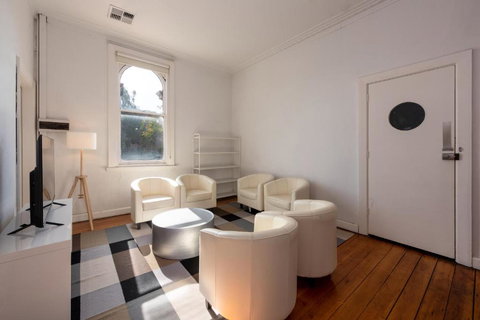 Private Unit In Heritage Building In Fitzroy North - Accommodation Burleigh 0