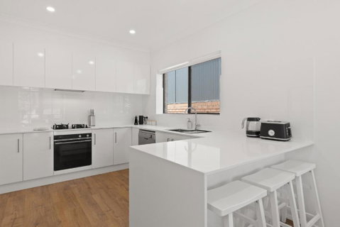Quiet 2-Bed Retreat With Private Courtyard - Accommodation Burleigh 1