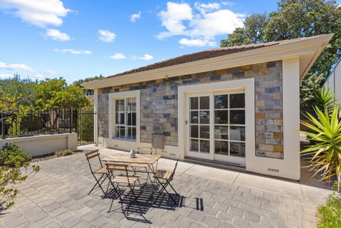 Quiet 2-Bed Retreat With Private Courtyard - Accommodation Burleigh 3