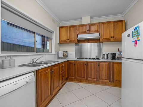 Read Place Retreat - Accommodation Burleigh 2