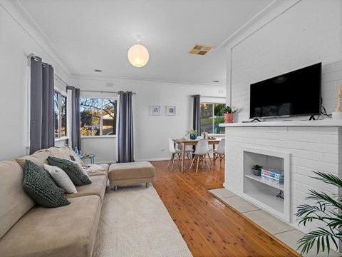 Read Place Retreat - Accommodation Burleigh 1