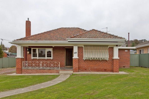 Red Brick Beauty - Central Cottage - Accommodation Burleigh 0