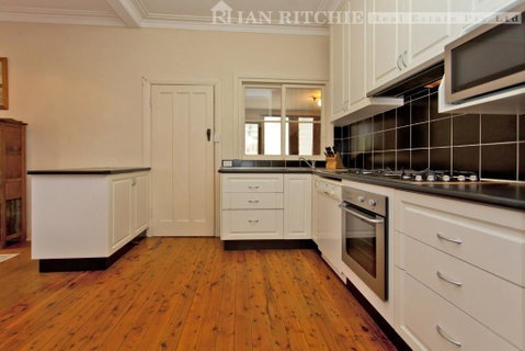 Red Brick Beauty - Central Cottage - Accommodation Burleigh 1
