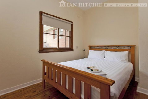 Red Brick Beauty - Central Cottage - Accommodation Burleigh 2