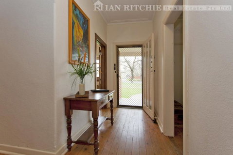 Red Brick Beauty - Central Cottage - Accommodation Burleigh 3