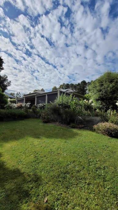 Quiet Family Retreat Getaway - Wildlife Park, Sovereign Hill, Kryall Castle And City At Your Door - Modern House, 8 Guests, 4 Bedrooms, 5 Beds - Accommodation Burleigh 0