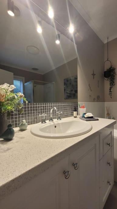 Quiet Family Retreat Getaway - Wildlife Park, Sovereign Hill, Kryall Castle And City At Your Door - Modern House, 8 Guests, 4 Bedrooms, 5 Beds - Accommodation Burleigh 2